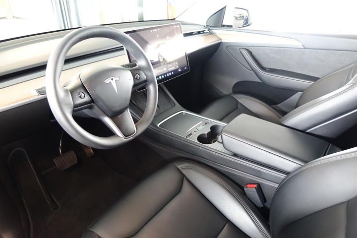 Hvid Tesla Model Y fra 2024