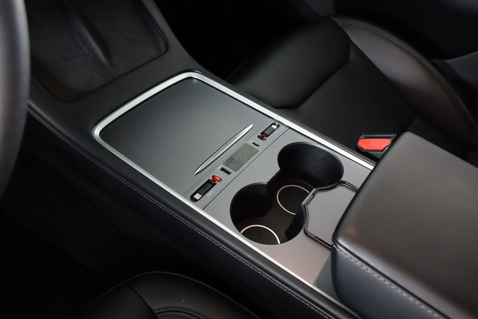 Hvid Tesla Model Y fra 2024