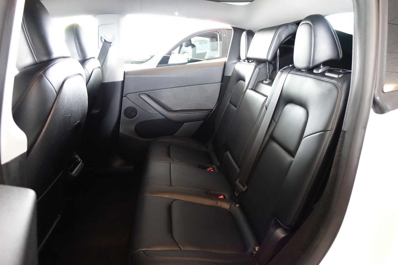 Hvid Tesla Model Y fra 2024