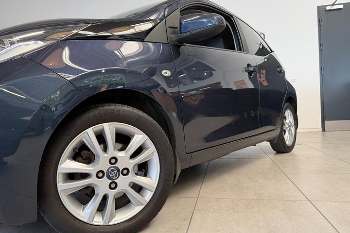 Blå Toyota Aygo fra 2015
