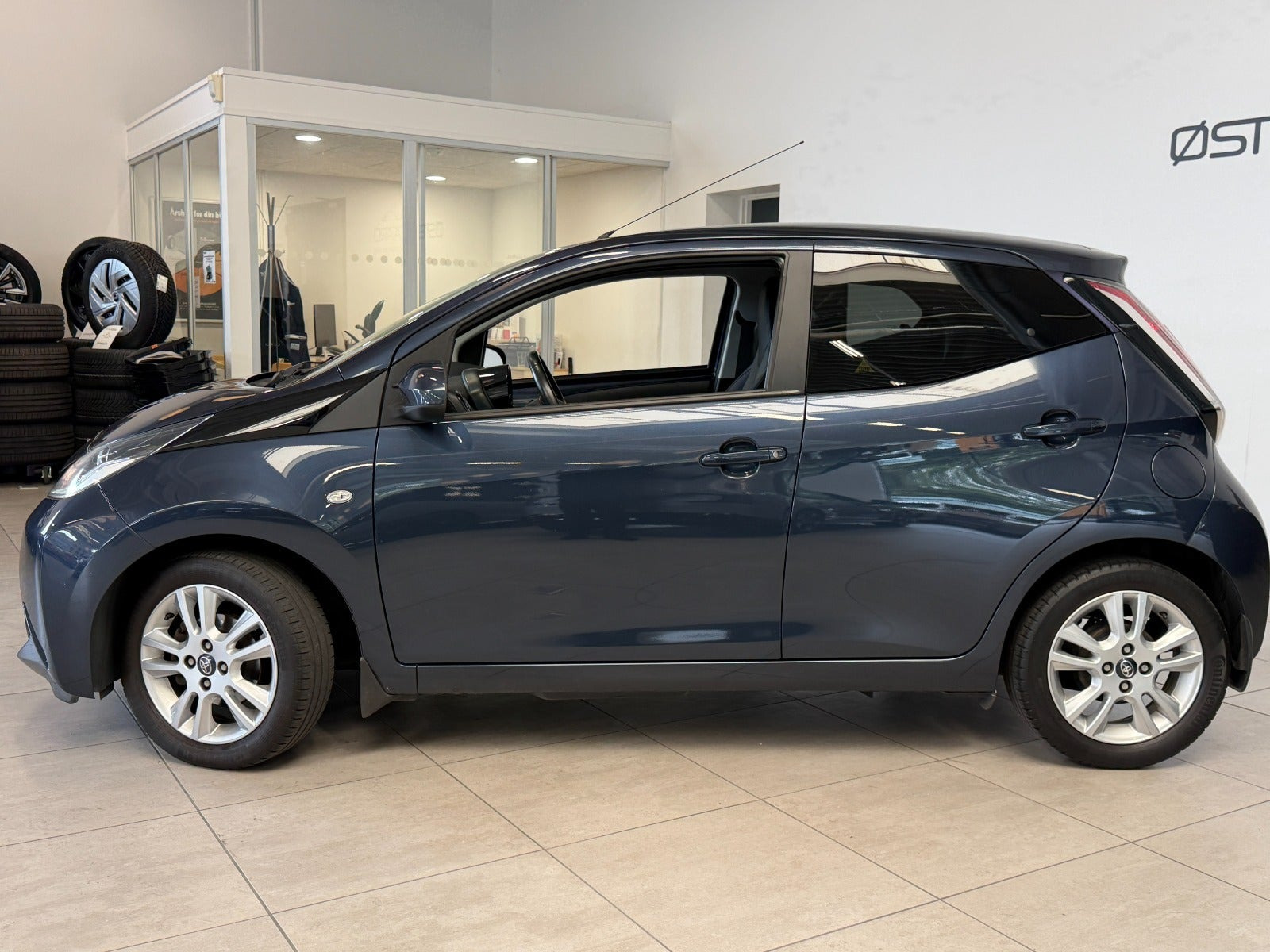Blå Toyota Aygo fra 2015