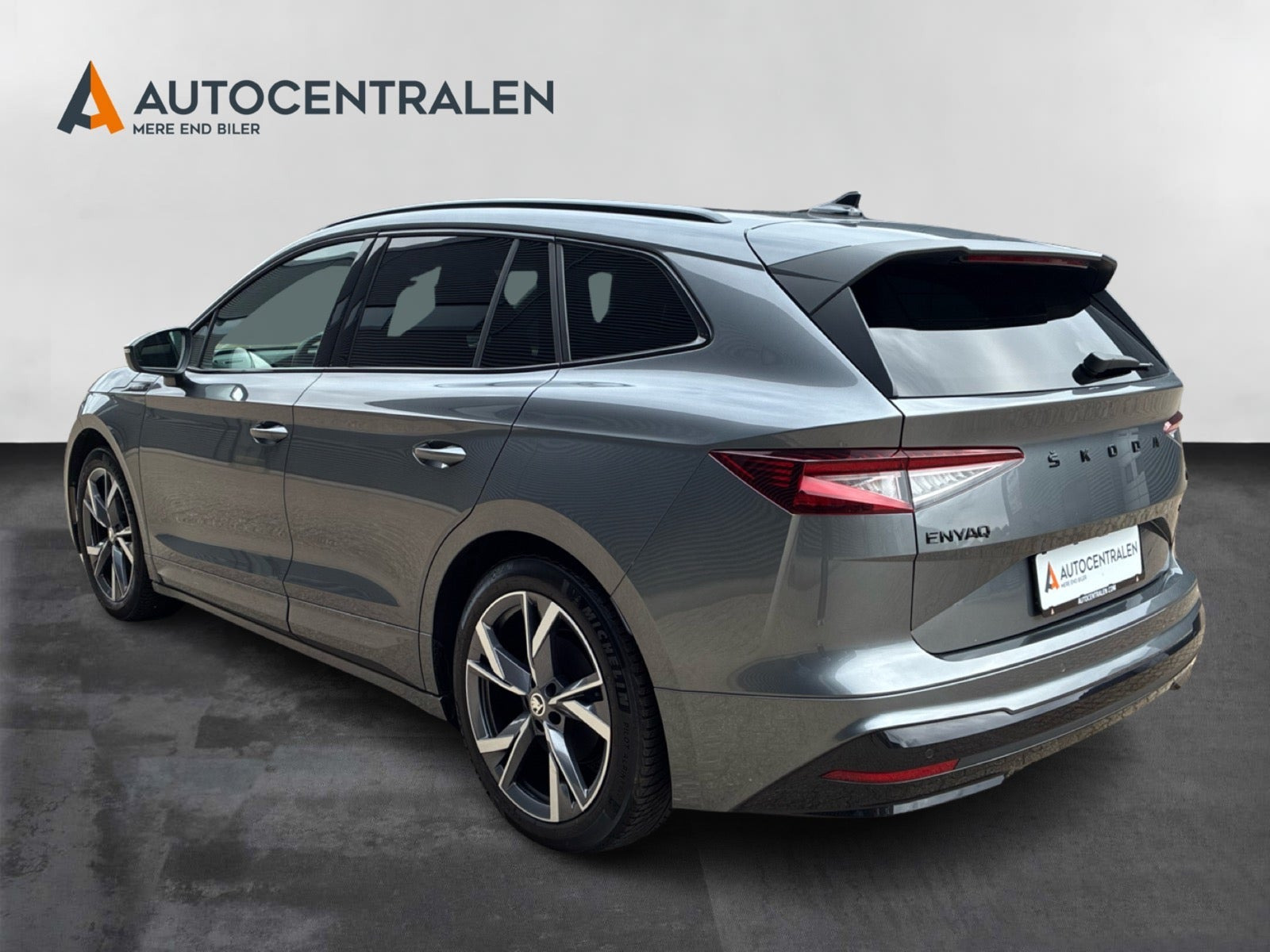 Grå Skoda Enyaq fra 2023