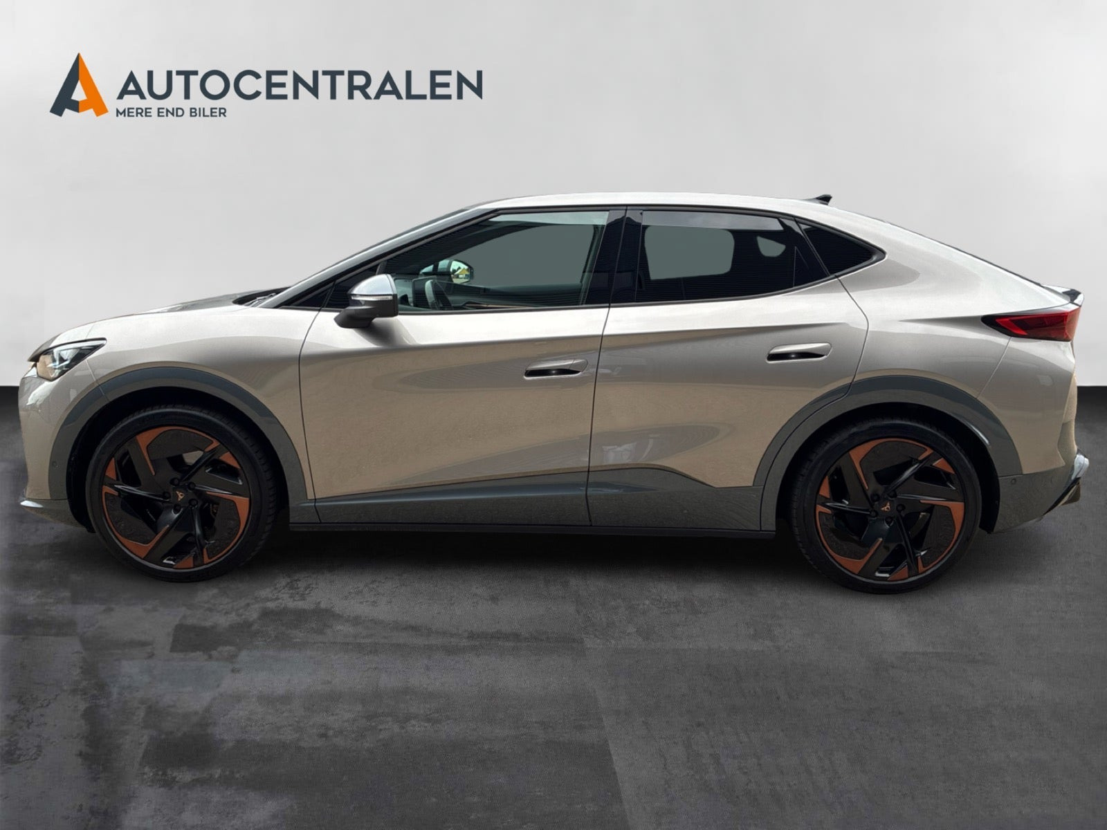 Beige Cupra Tavascan fra 2024