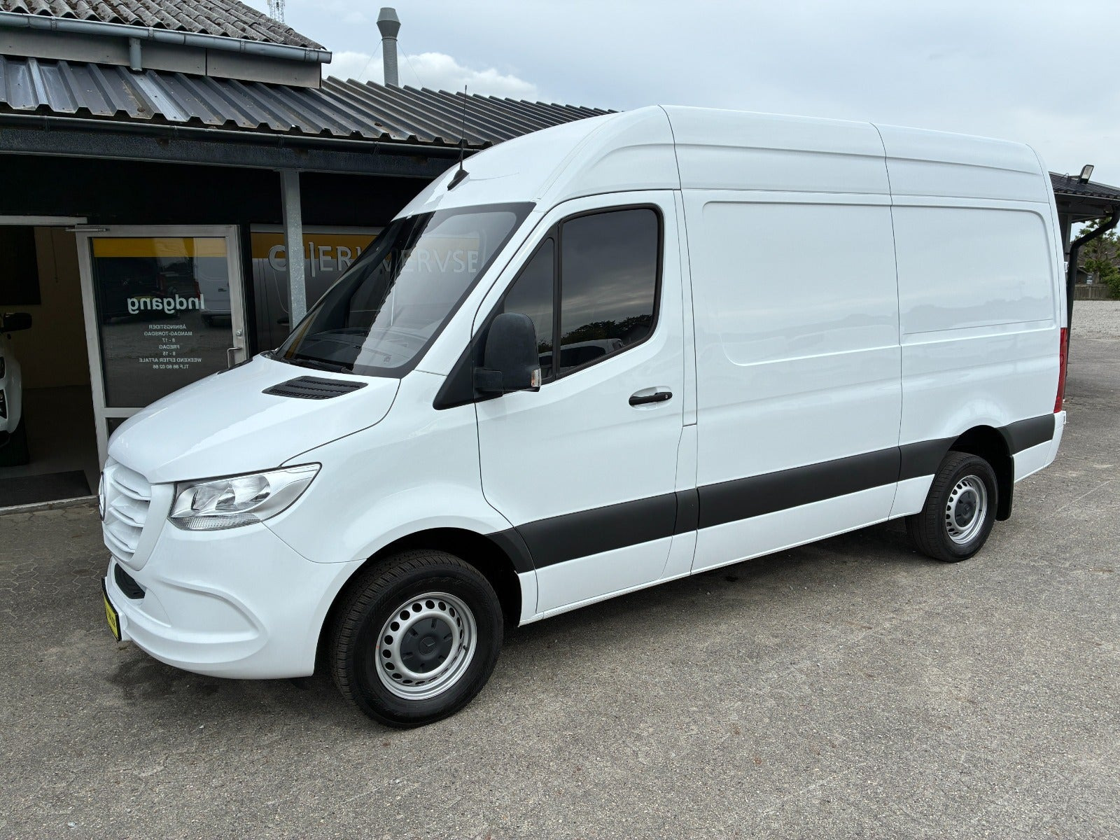 Hvid Mercedes Sprinter 317 fra 2023