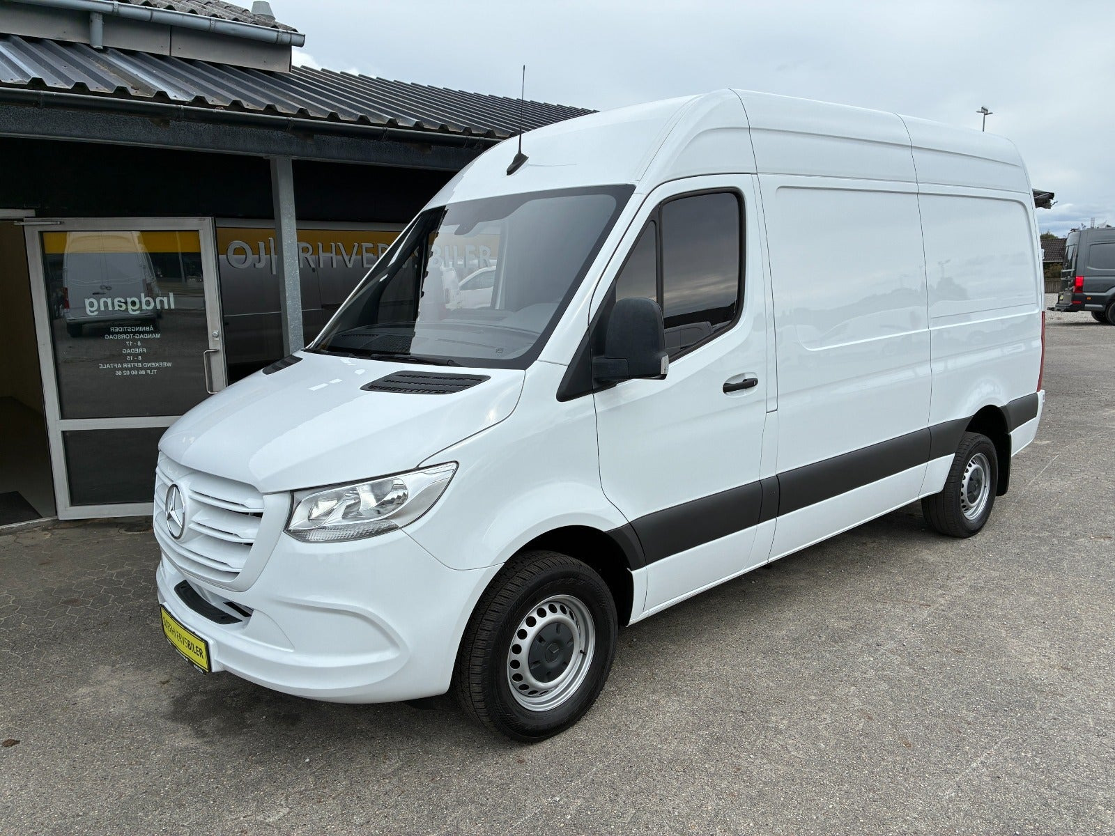 Hvid Mercedes Sprinter 317 fra 2023