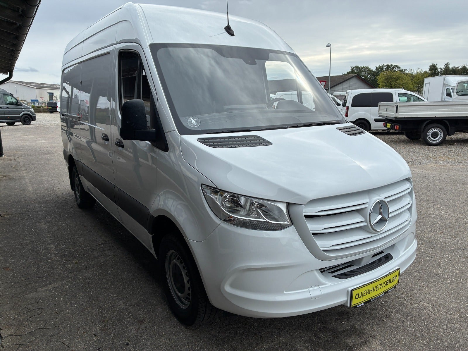 Hvid Mercedes Sprinter 317 fra 2023