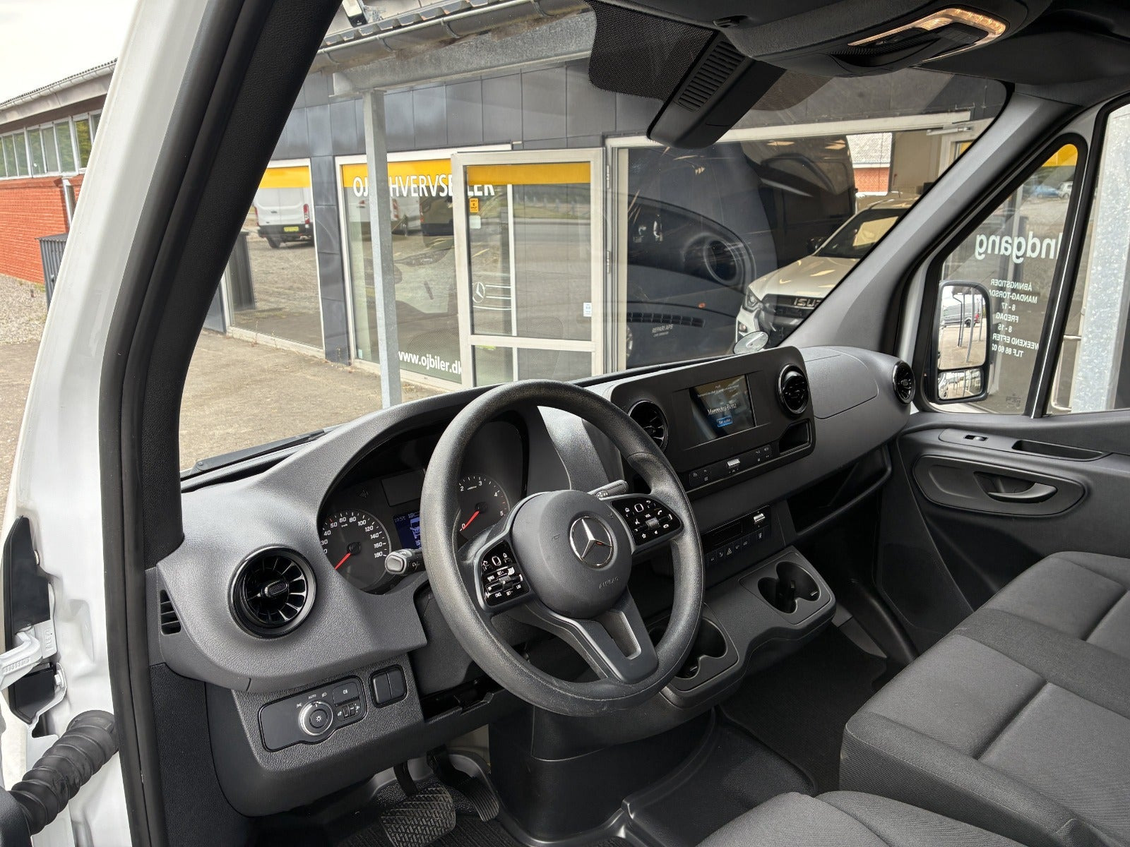 Hvid Mercedes Sprinter 317 fra 2023