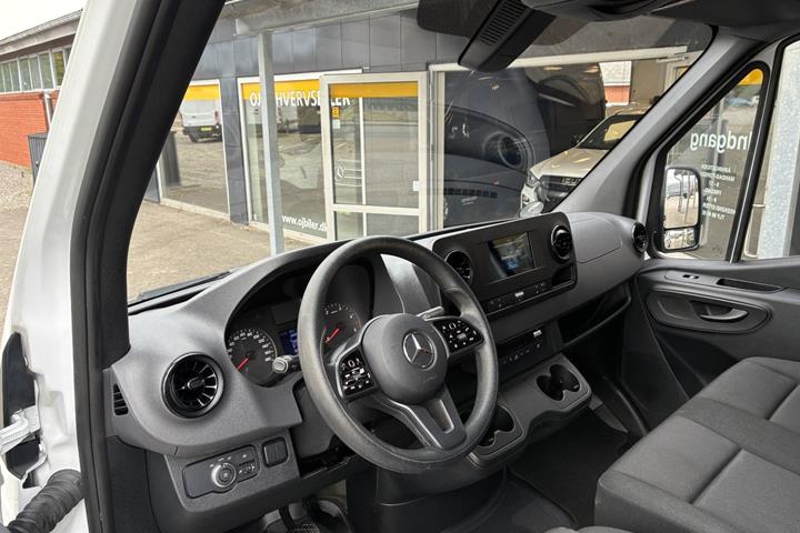 Hvid Mercedes Sprinter 317 fra 2023