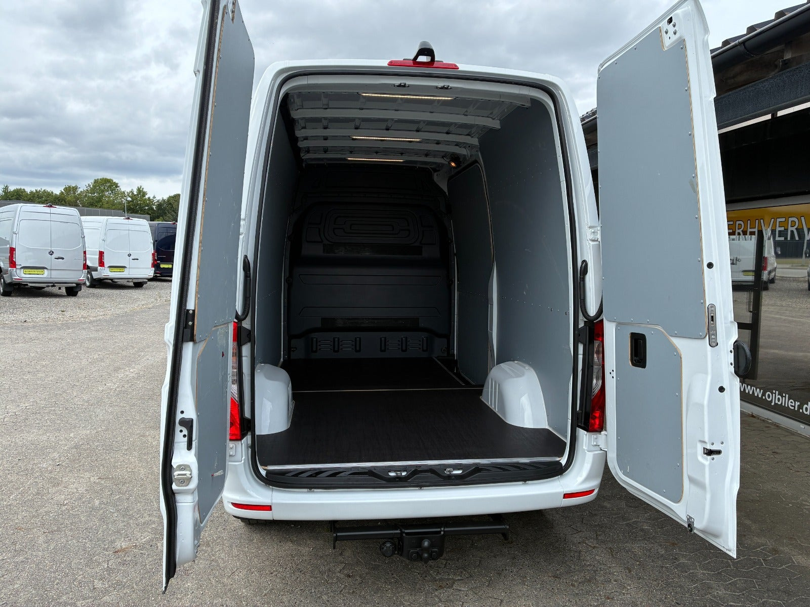 Hvid Mercedes Sprinter 317 fra 2023