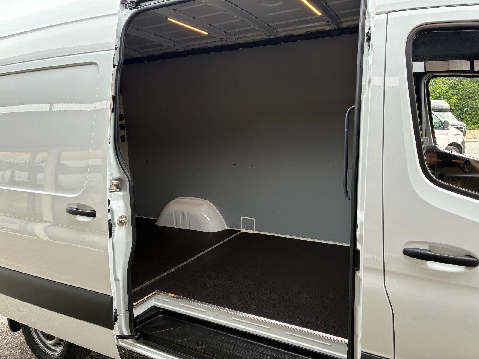 Hvid Mercedes Sprinter 317 fra 2023