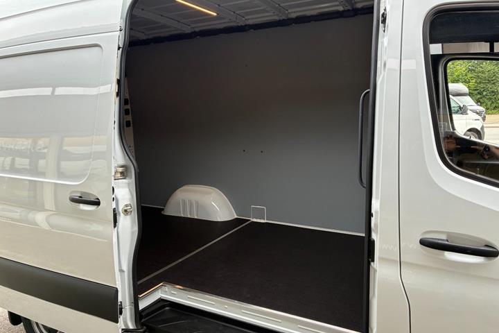 Hvid Mercedes Sprinter 317 fra 2023