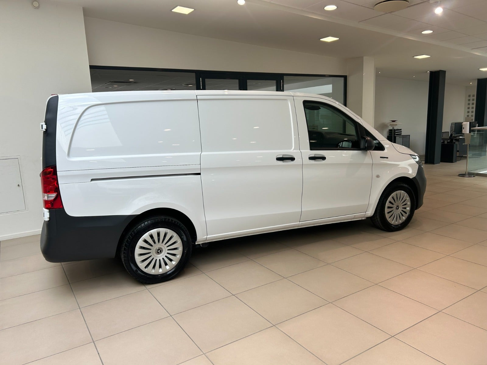 Hvid Mercedes eVito 112 fra 2025
