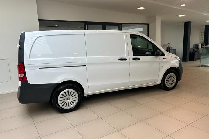 Hvid Mercedes eVito 112 fra 2025