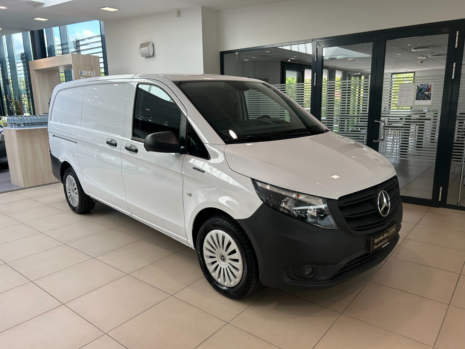 Hvid Mercedes eVito 112 fra 2025