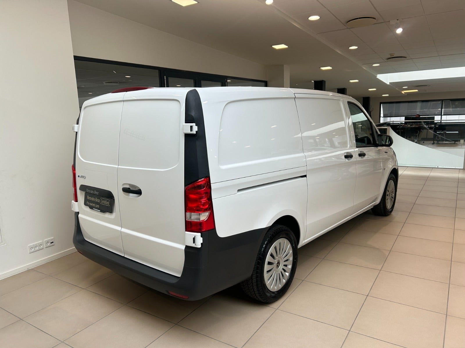 Hvid Mercedes eVito 112 fra 2025