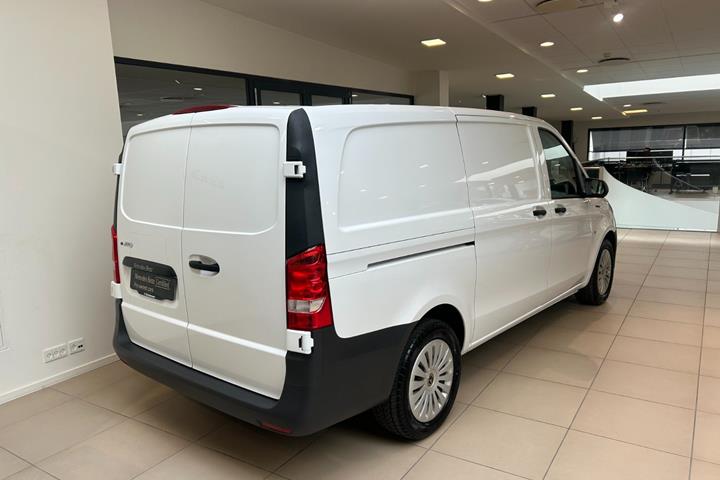 Hvid Mercedes eVito 112 fra 2025
