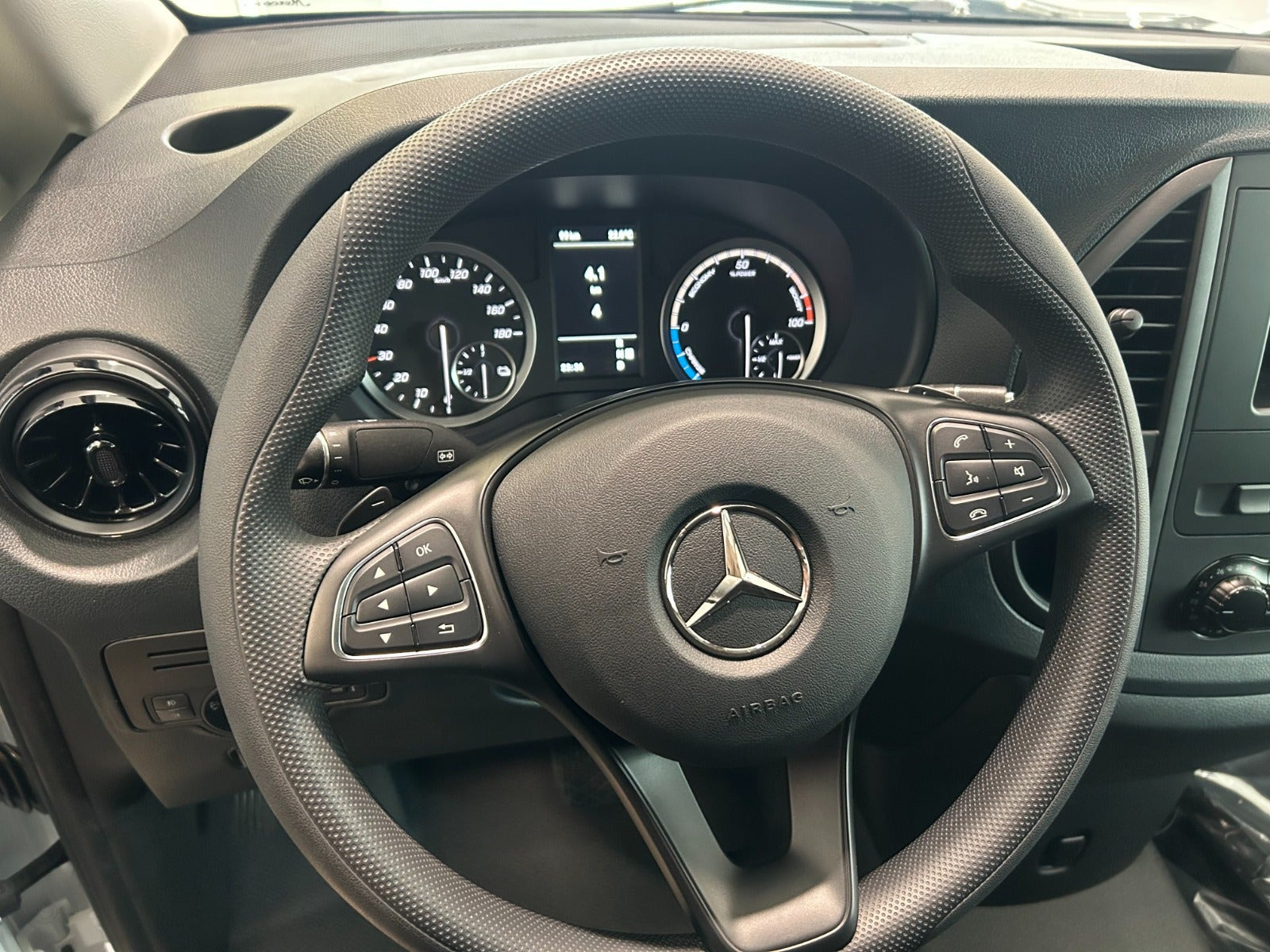 Hvid Mercedes eVito 112 fra 2025