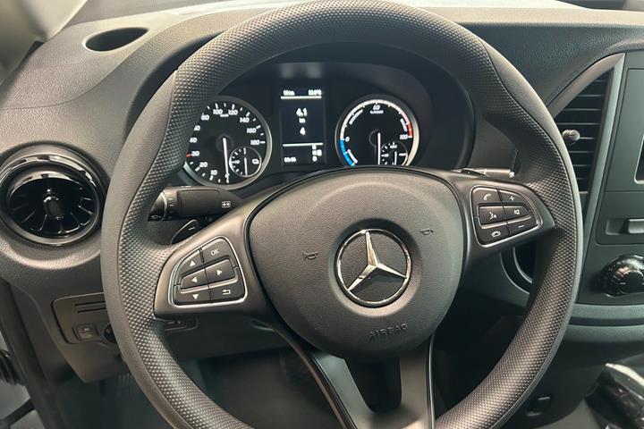 Hvid Mercedes eVito 112 fra 2025