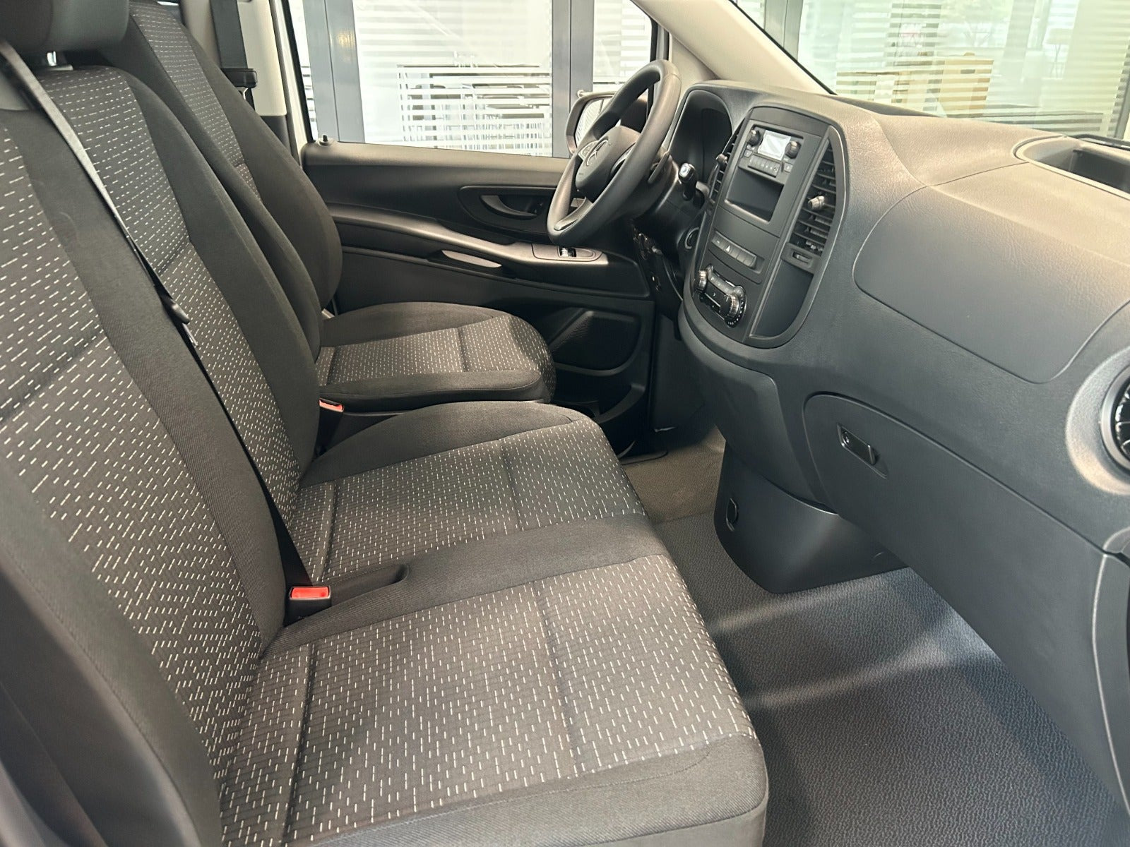 Hvid Mercedes eVito 112 fra 2025
