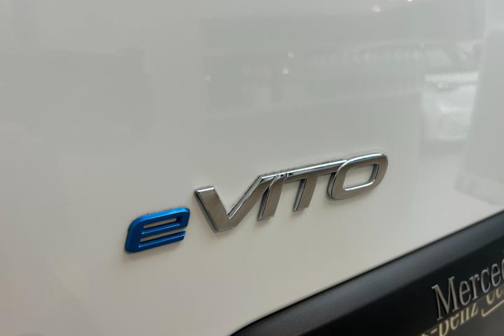 Hvid Mercedes eVito 112 fra 2025