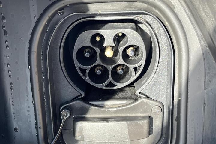 Grå Opel Corsa-e fra 2024