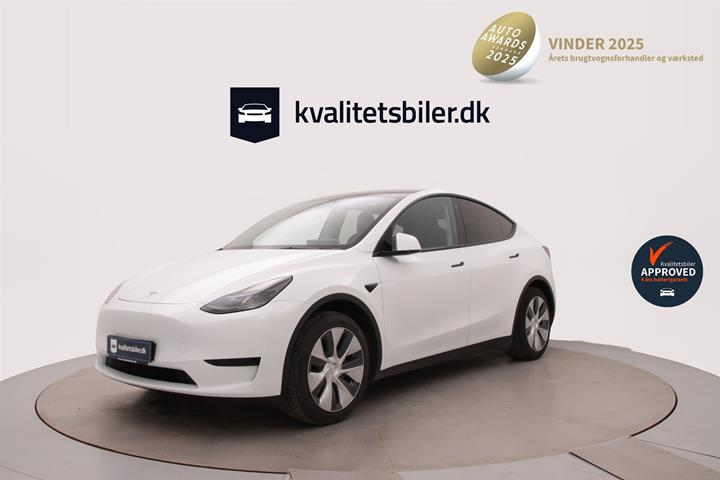 Hvid Tesla Model Y fra 2023