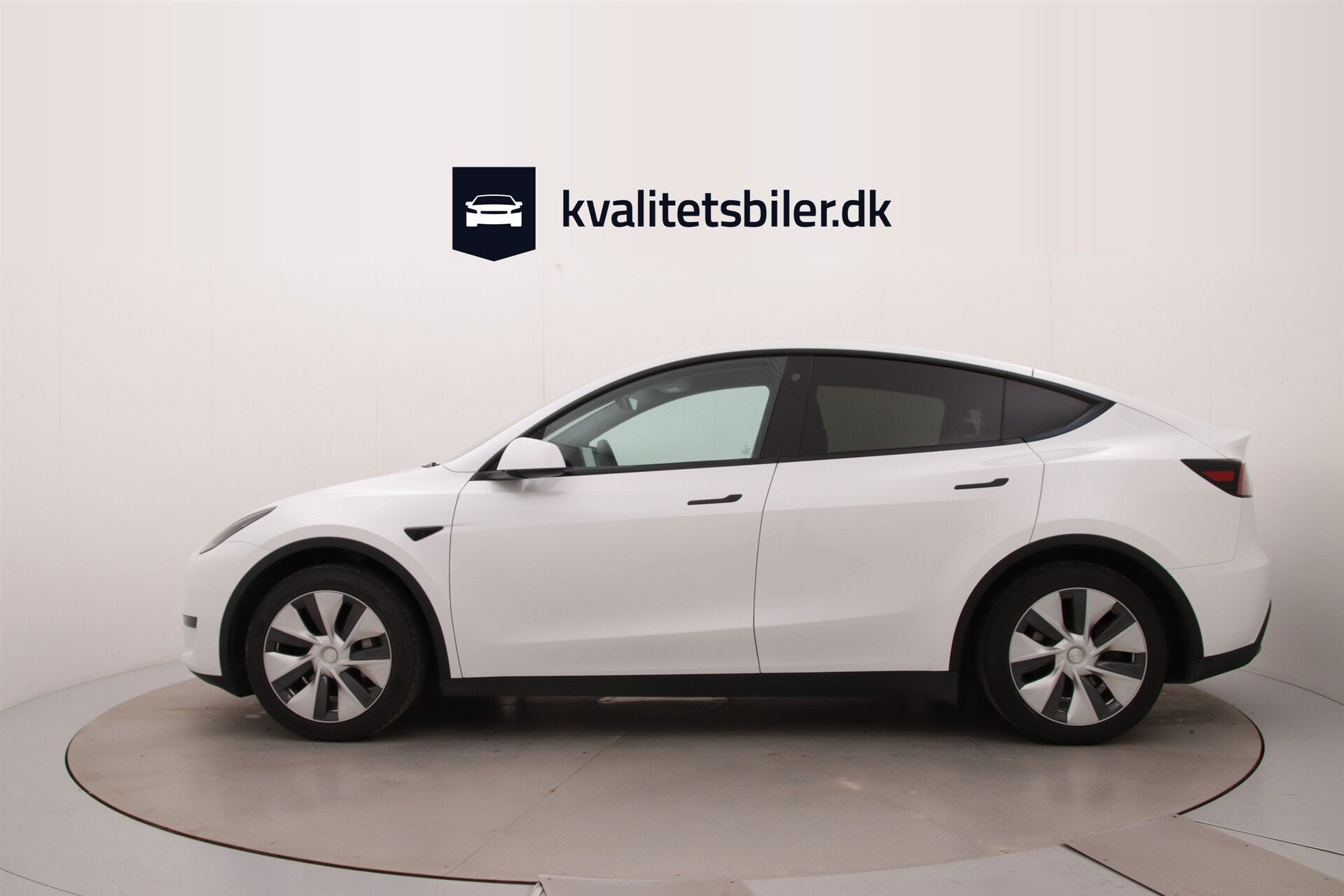 Hvid Tesla Model Y fra 2023