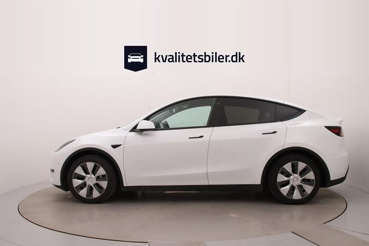 Hvid Tesla Model Y fra 2023