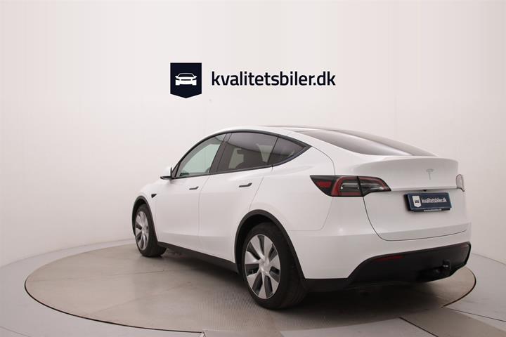 Hvid Tesla Model Y fra 2023