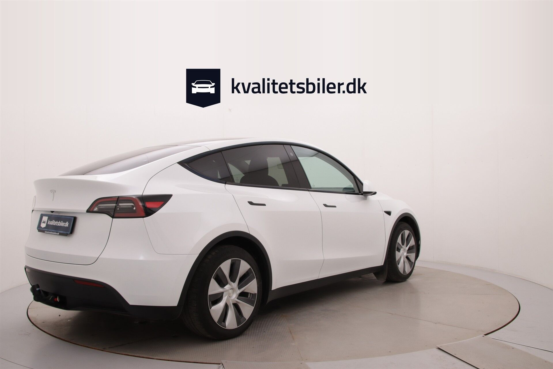 Hvid Tesla Model Y fra 2023
