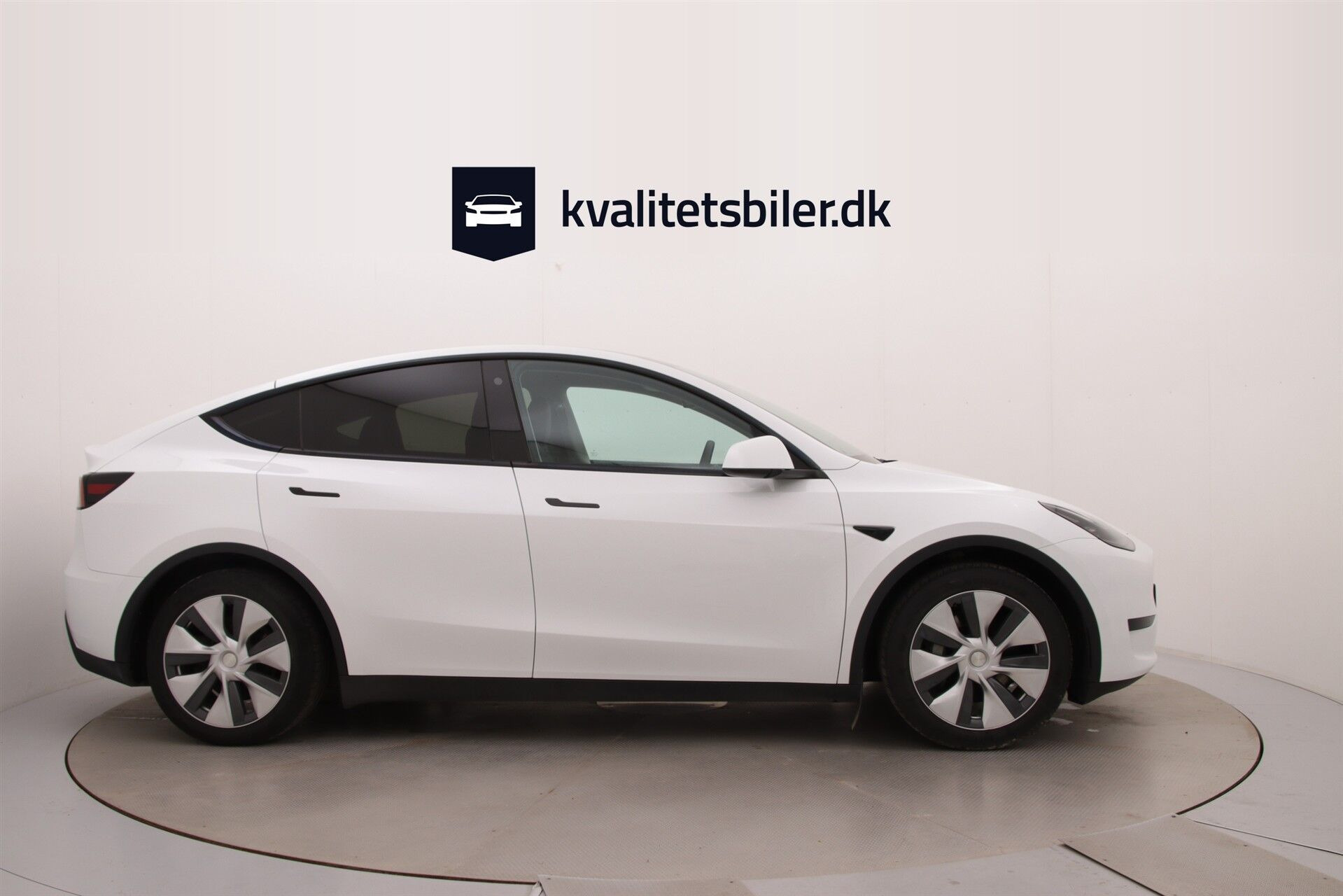 Hvid Tesla Model Y fra 2023