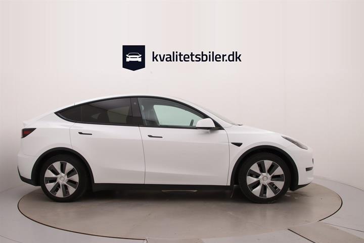 Hvid Tesla Model Y fra 2023