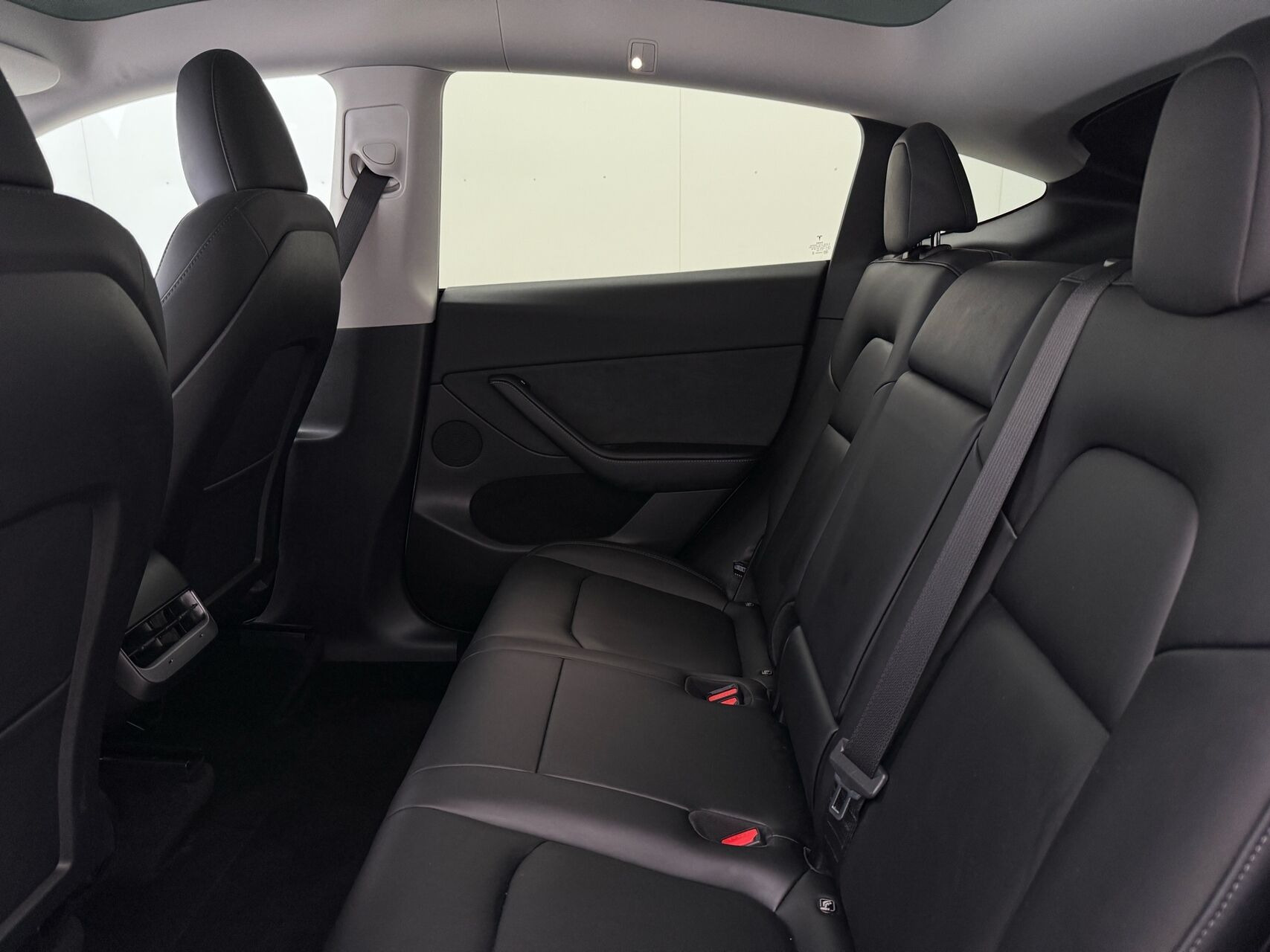 Hvid Tesla Model Y fra 2023