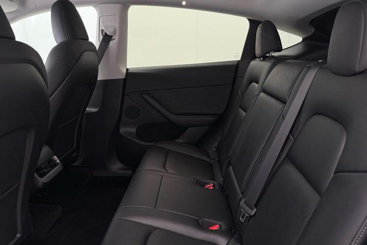 Hvid Tesla Model Y fra 2023