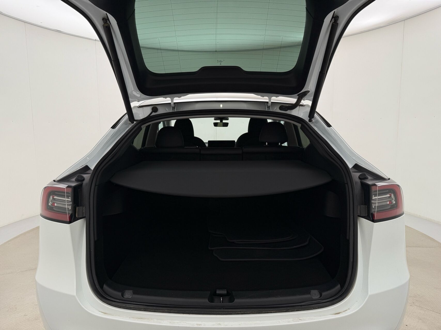 Hvid Tesla Model Y fra 2023