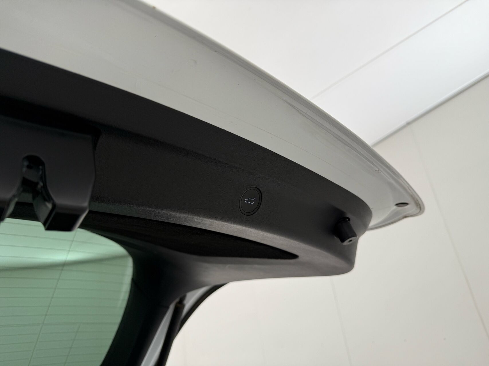 Hvid Tesla Model Y fra 2023