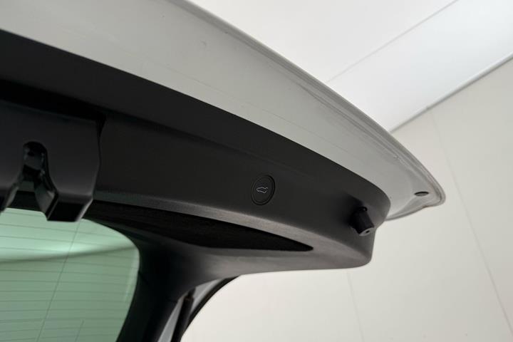 Hvid Tesla Model Y fra 2023