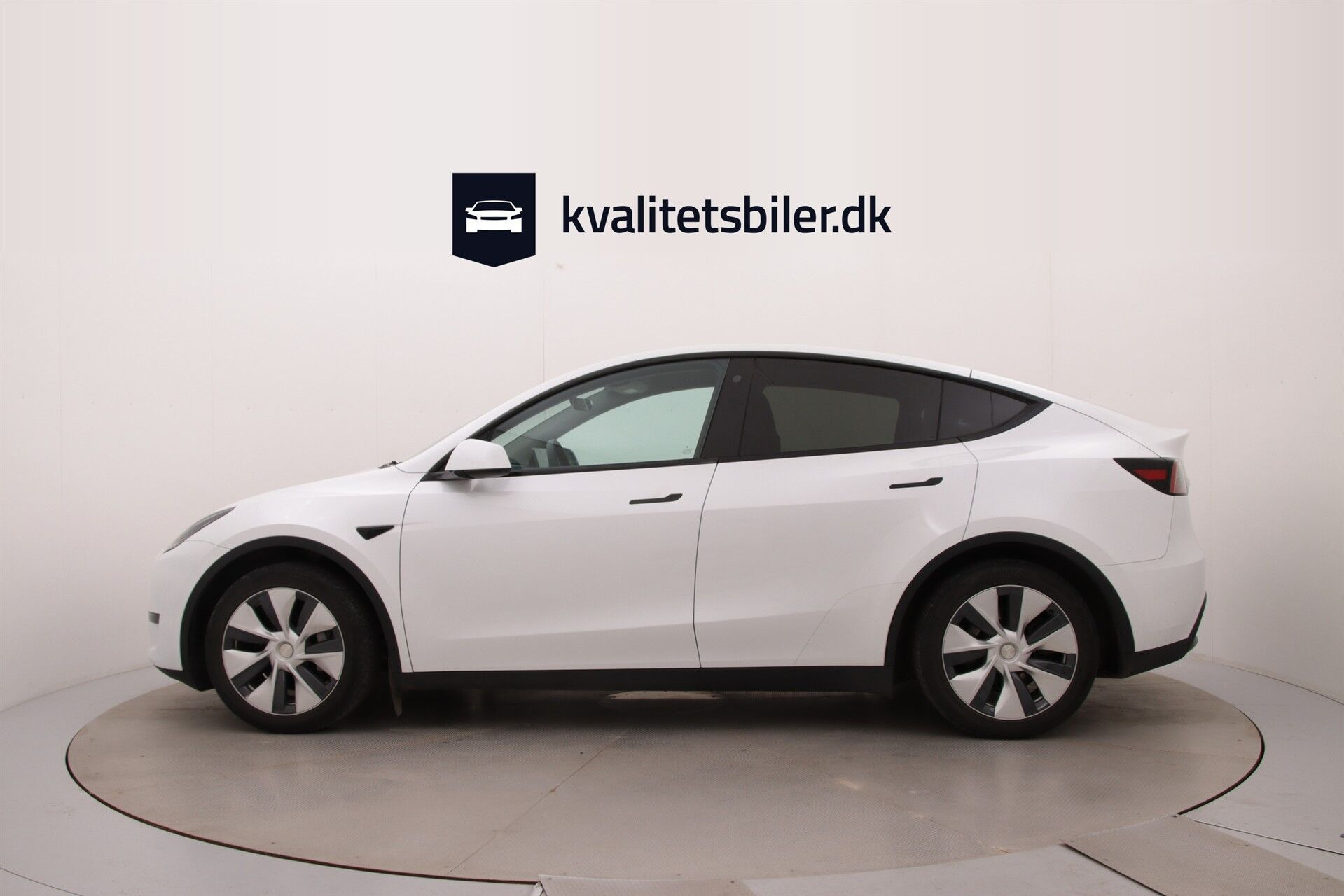 Hvid Tesla Model Y fra 2022