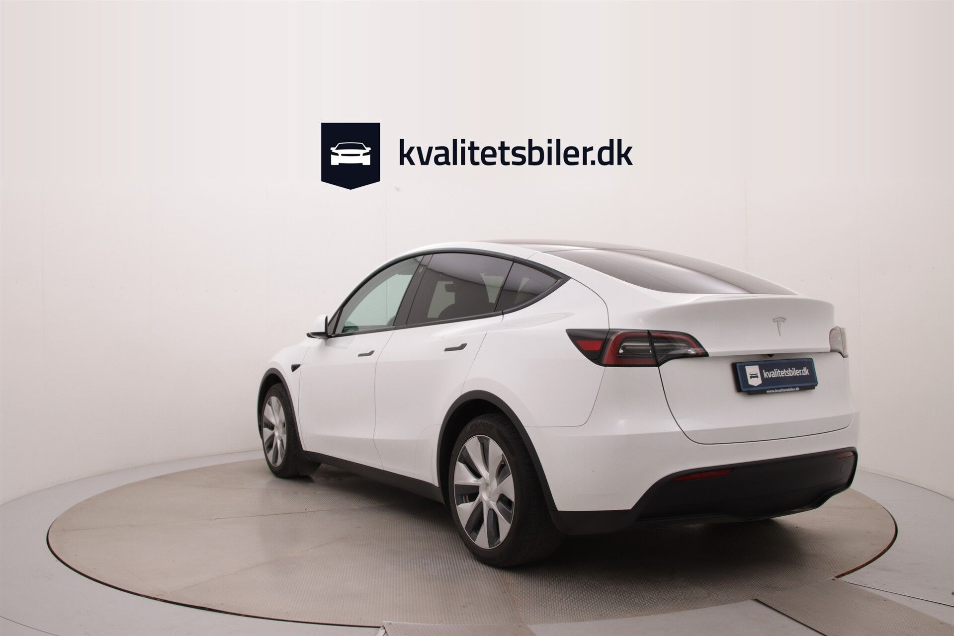 Hvid Tesla Model Y fra 2022