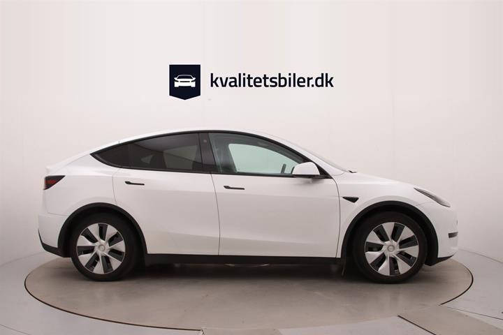 Hvid Tesla Model Y fra 2022