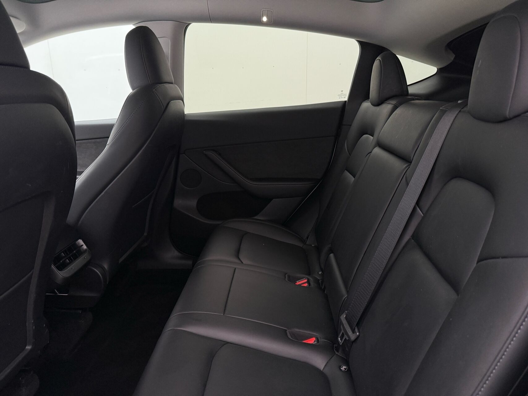 Hvid Tesla Model Y fra 2022