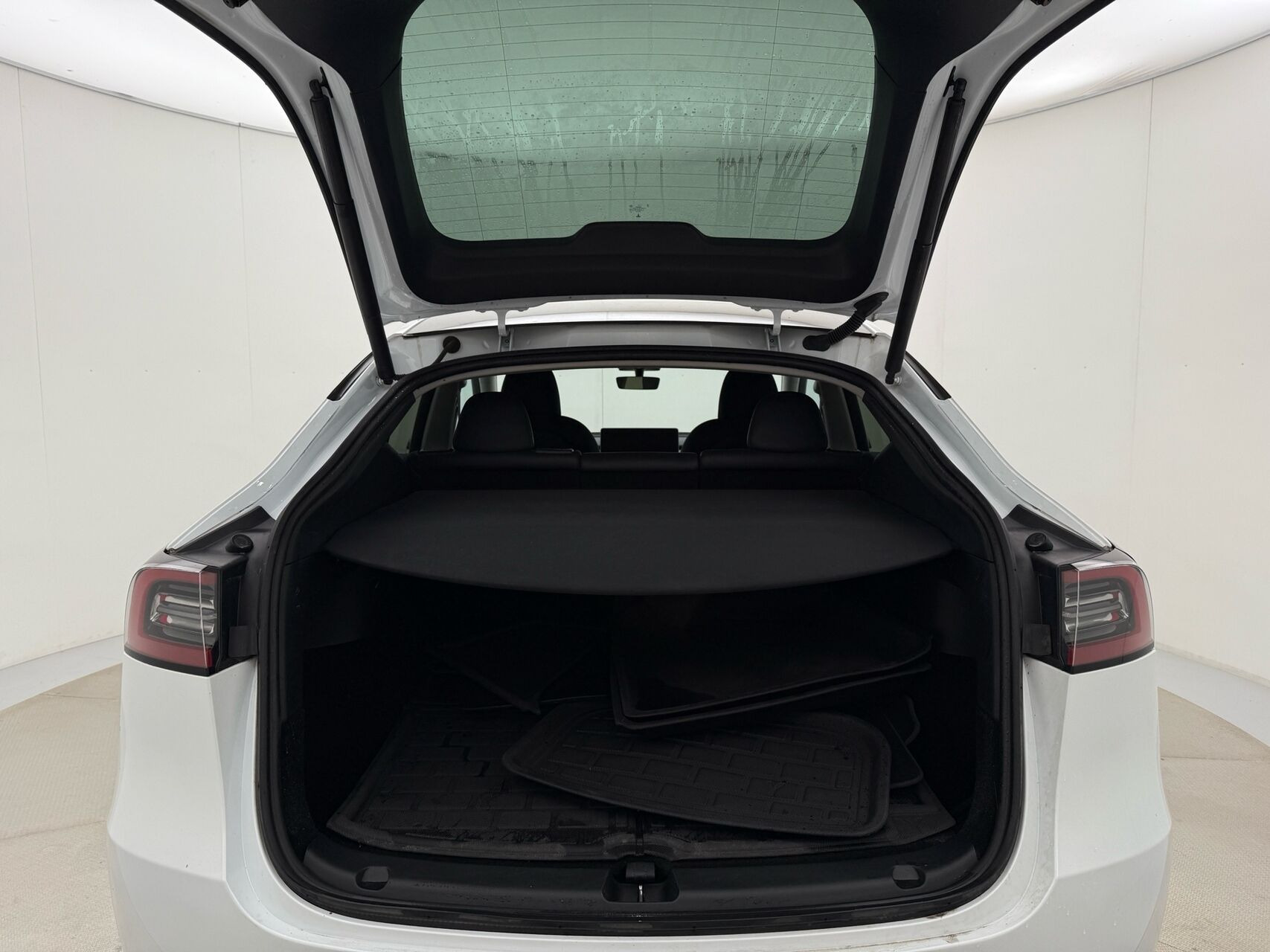 Hvid Tesla Model Y fra 2022