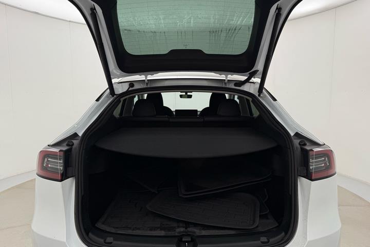Hvid Tesla Model Y fra 2022