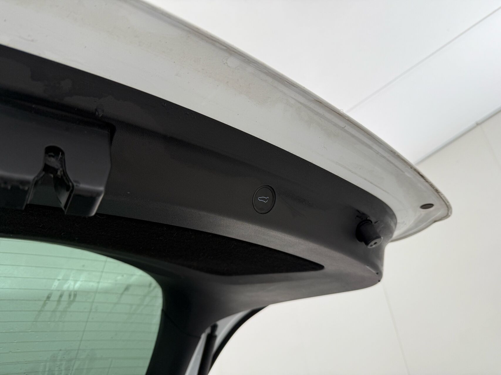 Hvid Tesla Model Y fra 2022