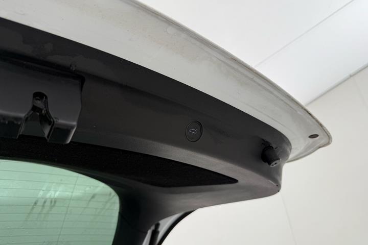 Hvid Tesla Model Y fra 2022