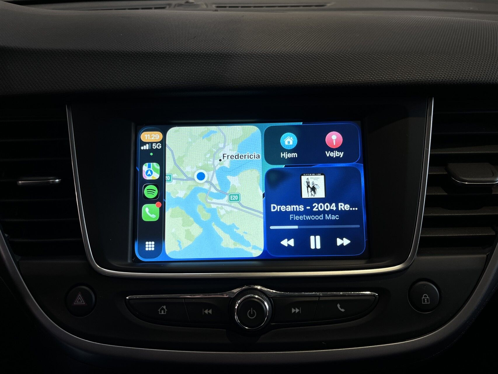 Blå Opel Crossland X fra 2020