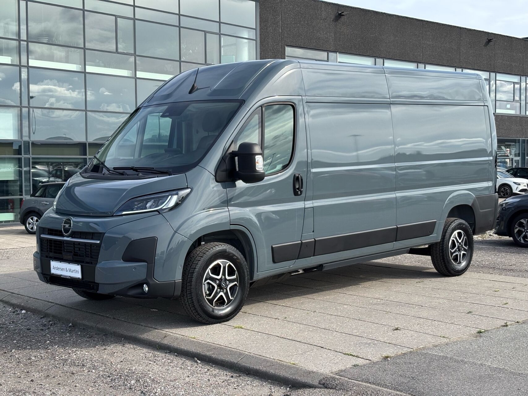 Grå Opel Movano-e fra 2025