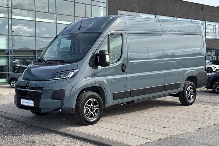 Grå Opel Movano-e fra 2025