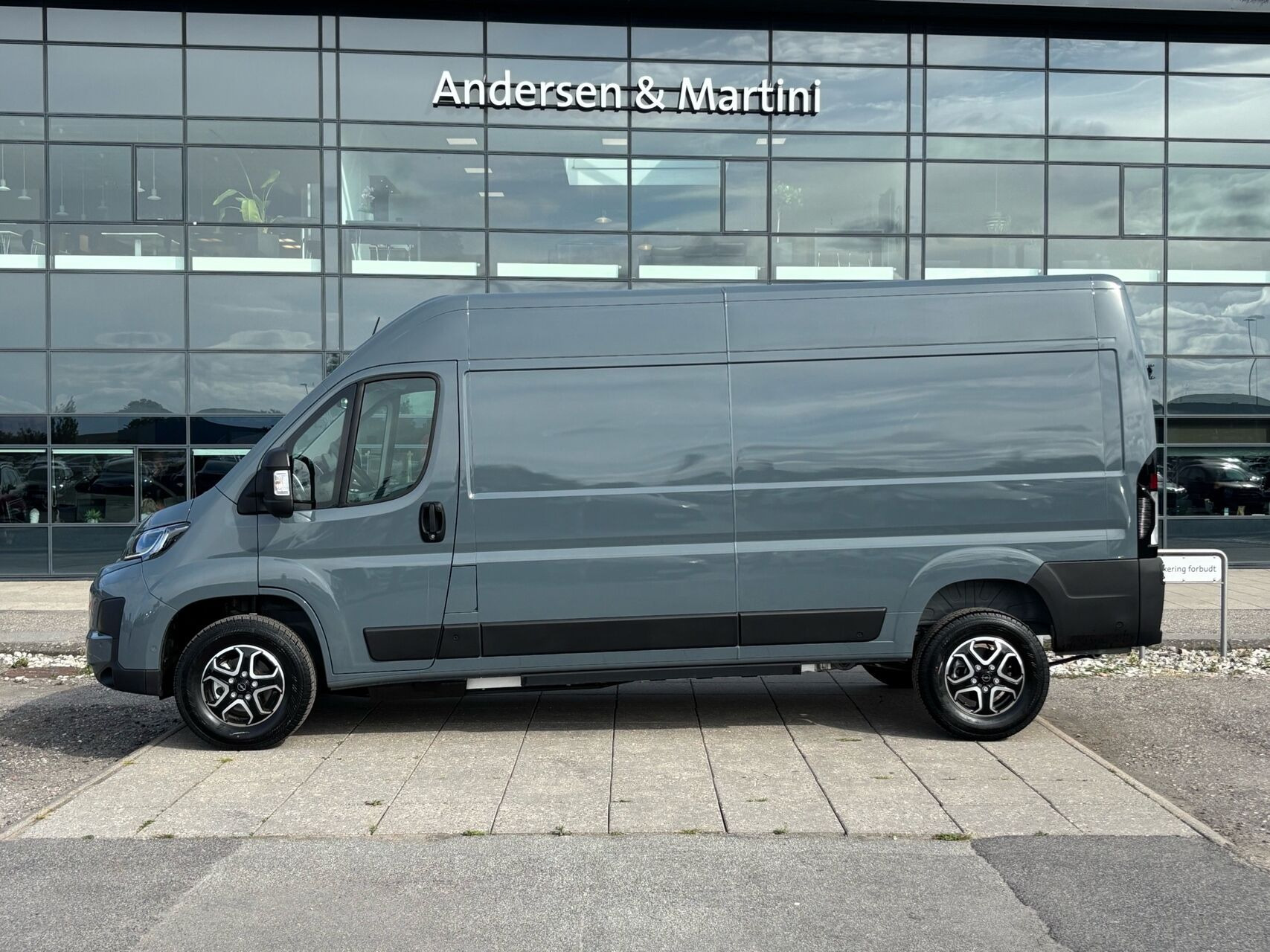 Grå Opel Movano-e fra 2025