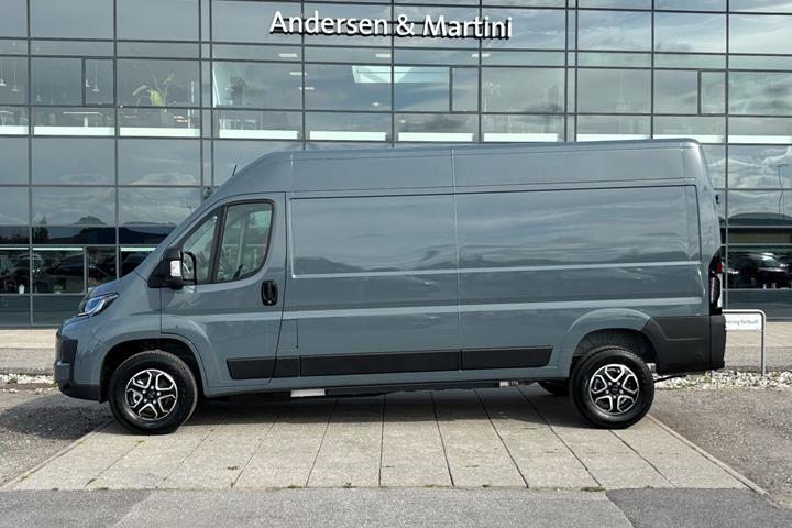 Grå Opel Movano-e fra 2025